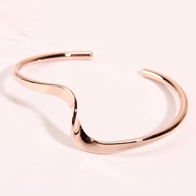 Elegant Wave Bracelet