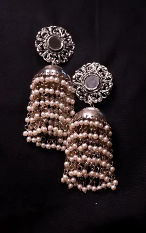 Silver earring with white moti
